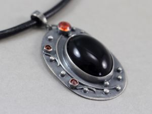 chileart biżuteria autorska onyks cyrkonie orange rzemień wisior srebro oksydowane